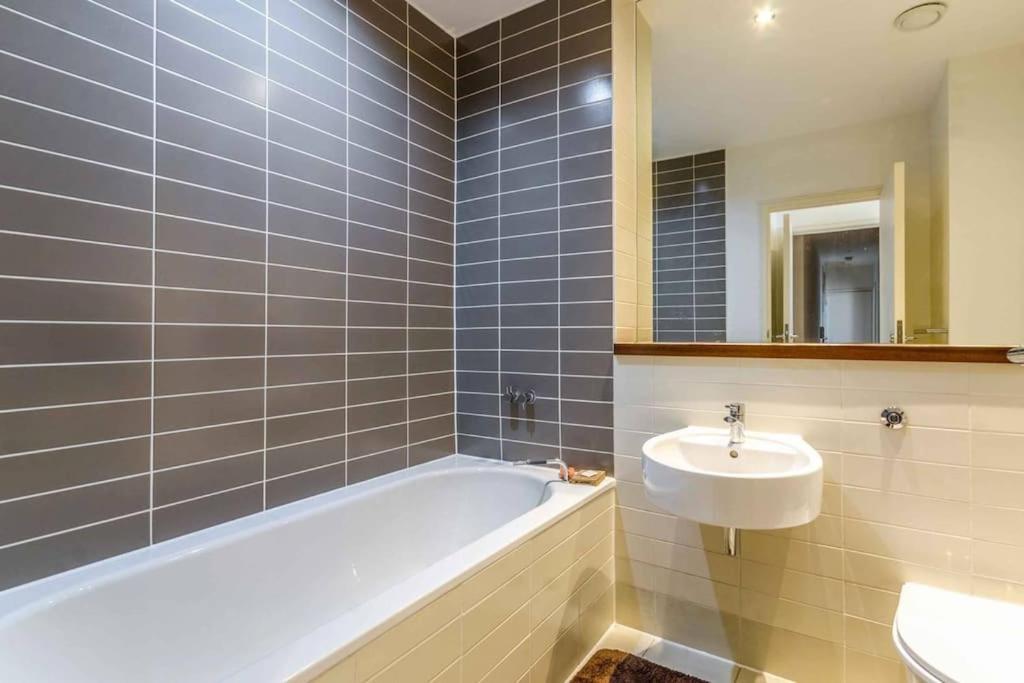 Luxurious Flat Sunny, Quiet, Design, Lift, Balcony Lägenhet London Exteriör bild